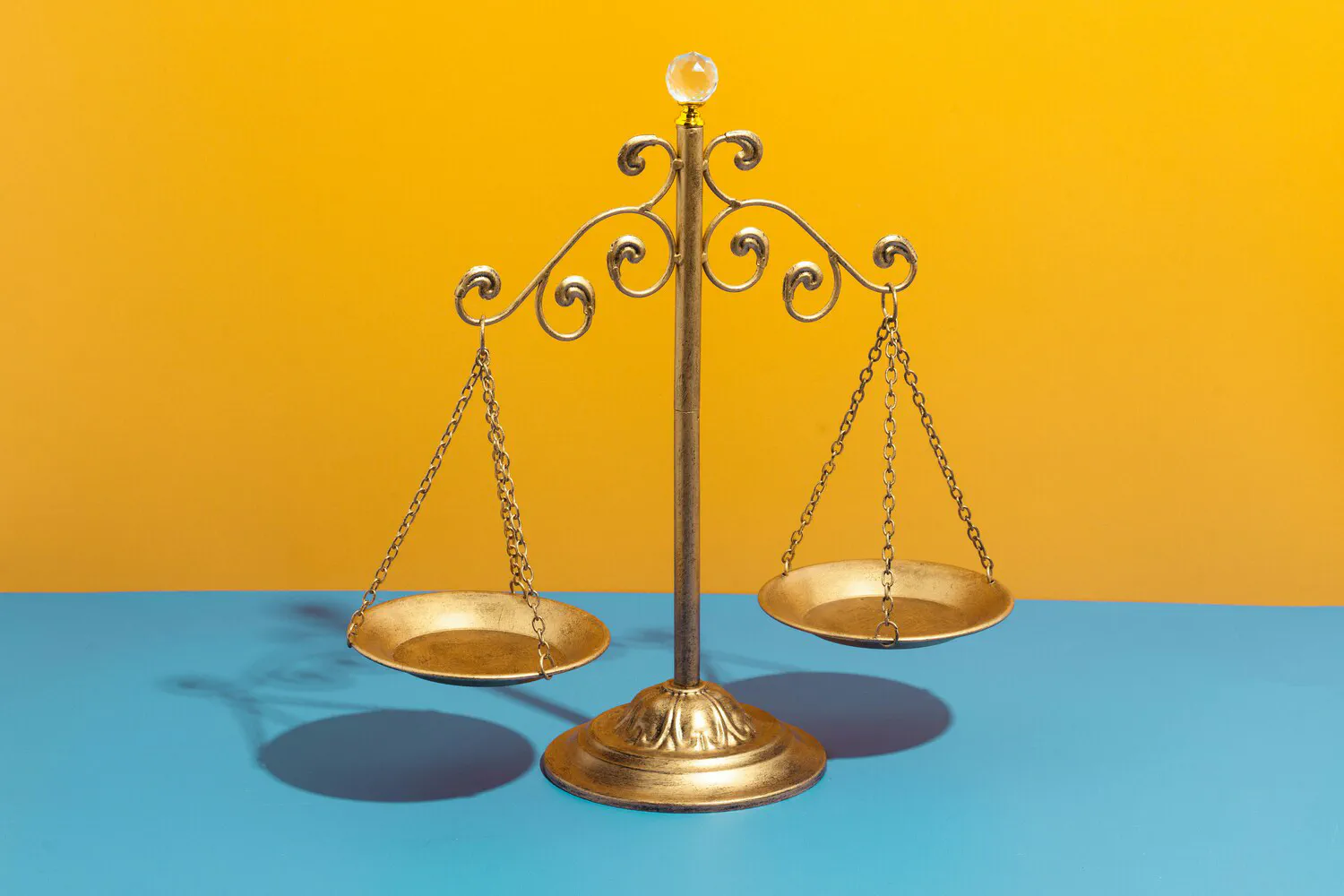 Balance scale representing the spectrum between value and growth stocks